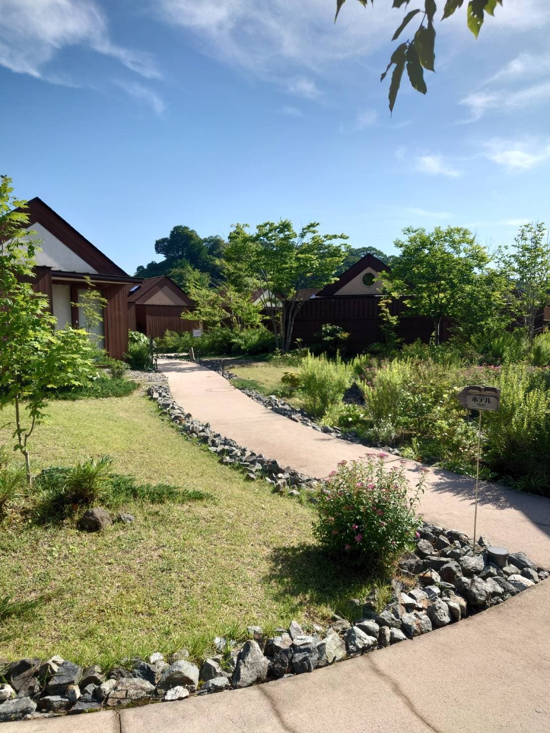 工場や広大な公園の芝生がきれいに刈り揃えられた全景写真。